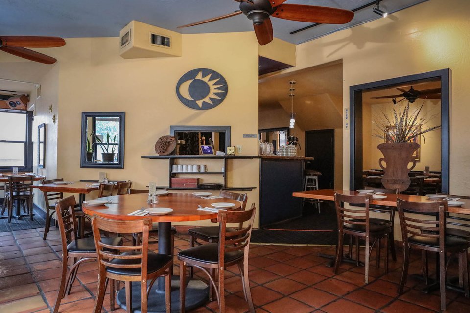 Front view of an American restaurant in Modesto.